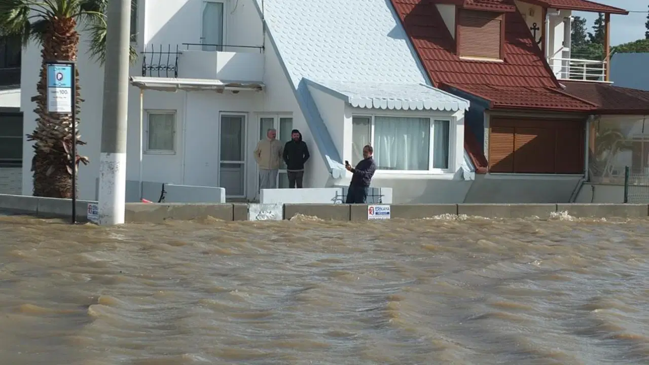 Deniz kabardı, evler sular içinde kaldı!