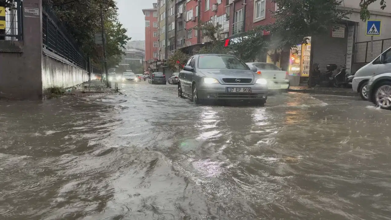 İstanbul’da sağanak hayatı felç etti: Metro istasyonlarını ve alt geçitleri su bastı
