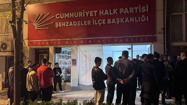 CHP ilçe başkanlığı binasına taşlı saldırı!