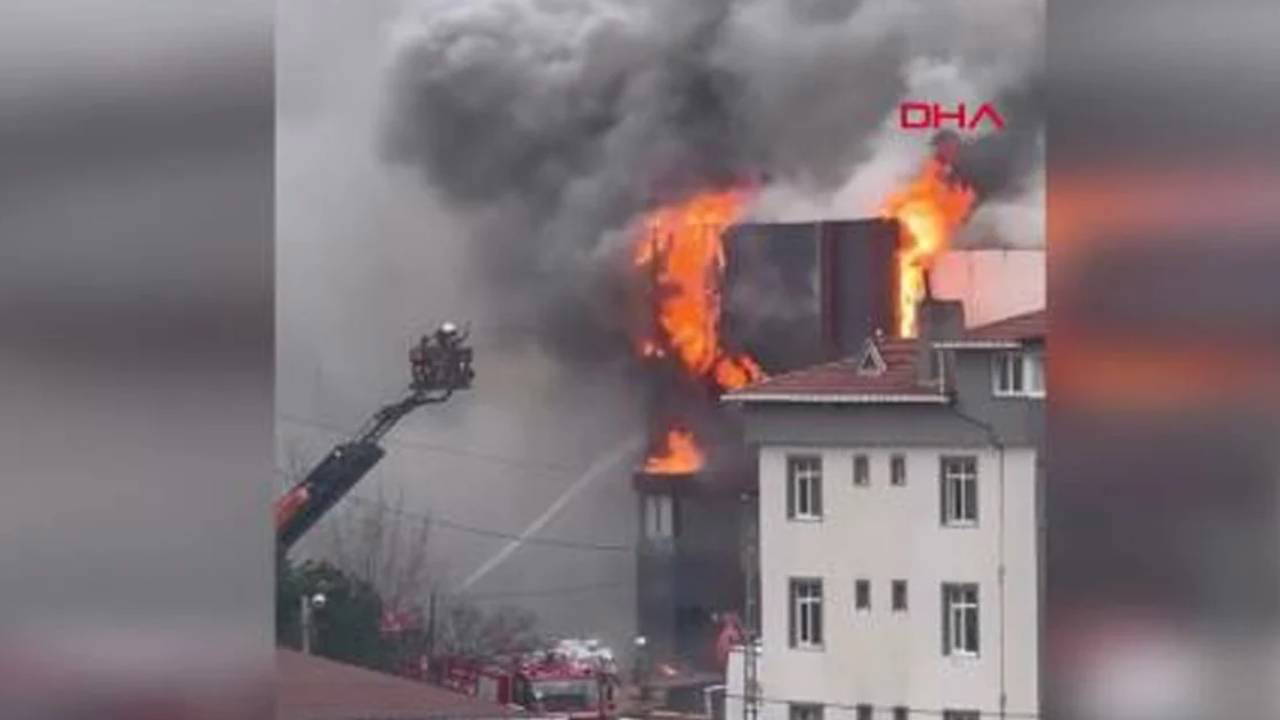 Ataşehir'de 4 katlı işyerinde yangın!