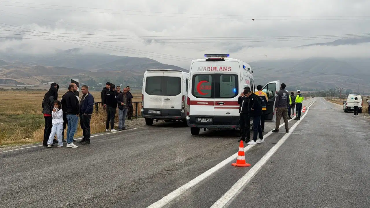 Hakkari'de öğrenci servisi devrildi: 12 öğrenci yaralandı!