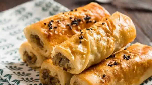 Kahvaltıların vazgeçilmezi: Kıymalı börek tarifi