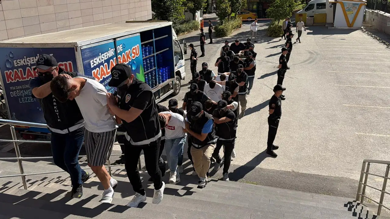 Eskişehir'de uyuşturucu operasyonu: 9 şüpheli adliyede