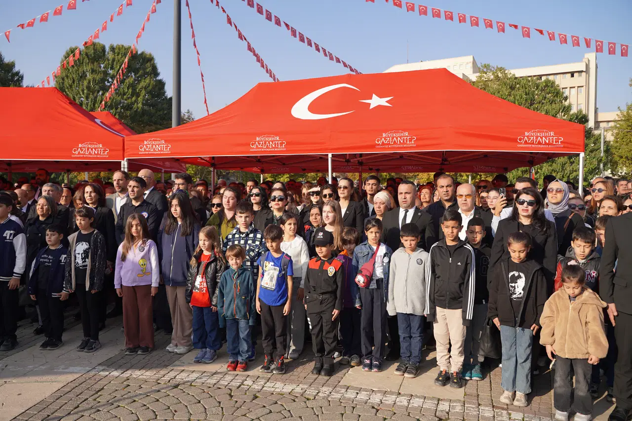 81 ilde saat 9'u 5 geçe hayat durdu... Sonsuz minnet, sonsuz sevgi: Türkiye Ata'sını özlemle andı