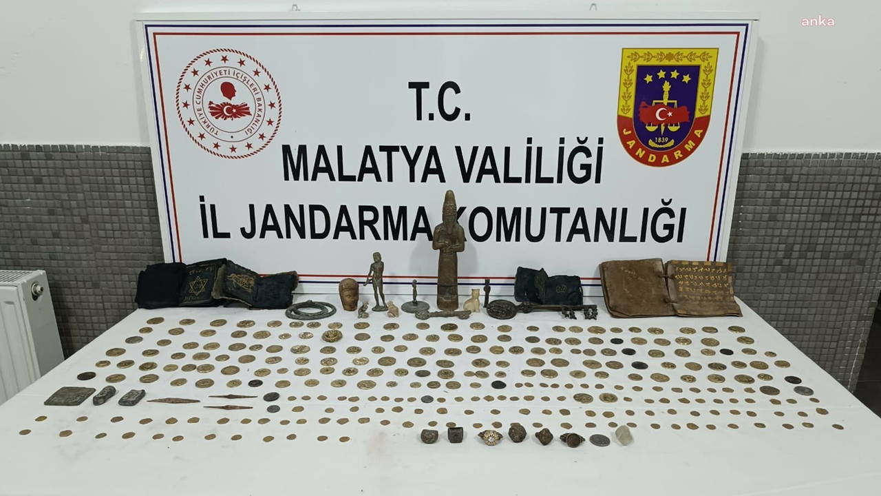 Darende’de 'tarihi eser' operasyonu: 273 sikke, 4 heykel, 6 yüzük...