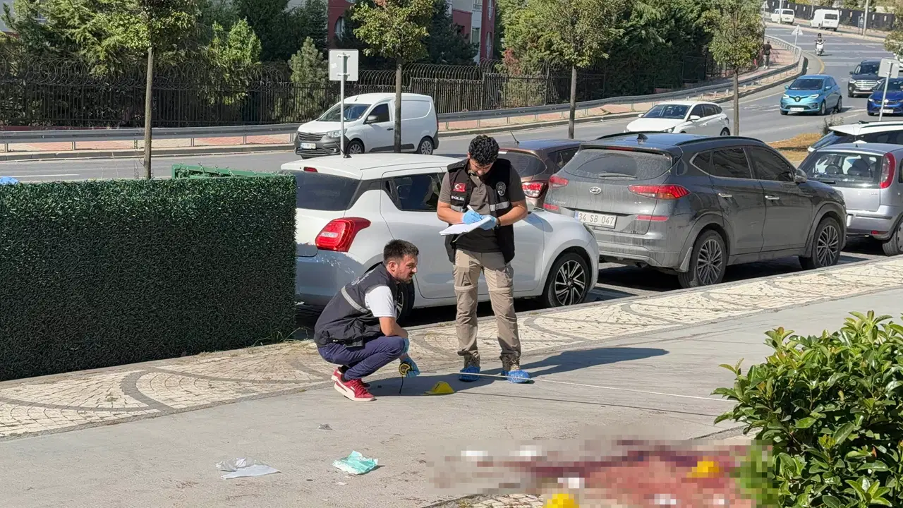 Silahın kabzasıyla vurup tekmelediler! Başakşehir'de 'alacak verecek' kavgasında kan aktı: 2 yaralı