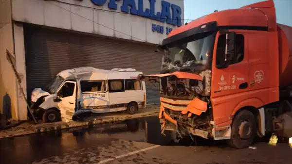 Ümraniye'de servis minibüsü ile İSTAÇ kamyonu çarpıştı: 2 yaralı