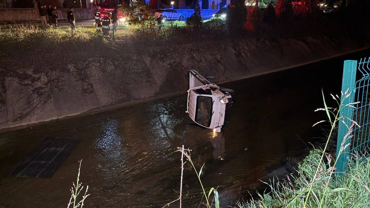Sulama kanalına devrilen kamyonetin alkollü sürücüsü yaralandı