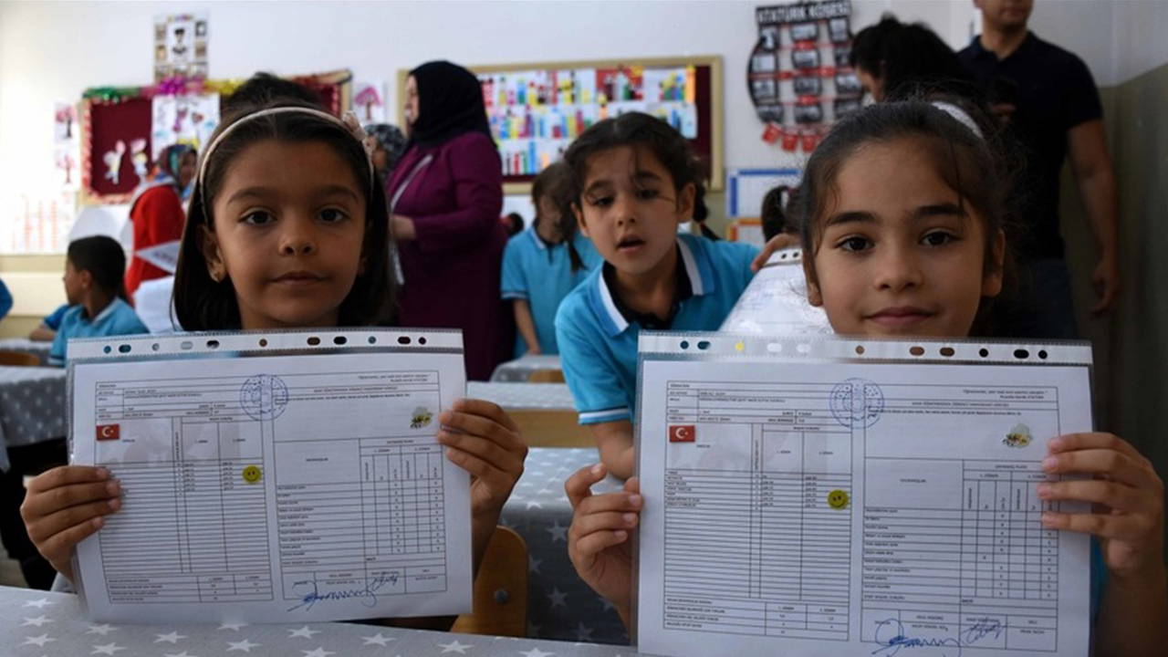 Yaz tatili resmen başladı: Yaklaşık 20 milyon öğrenci karne aldı