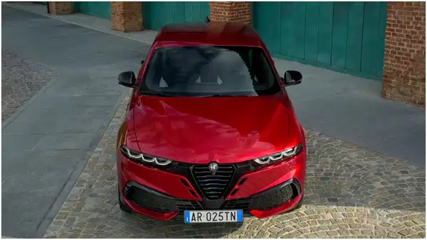 2026 Alfa Romeo Tonale sahneye çıktı: Yeni model eskisinden uygun fiyata satılacak! 