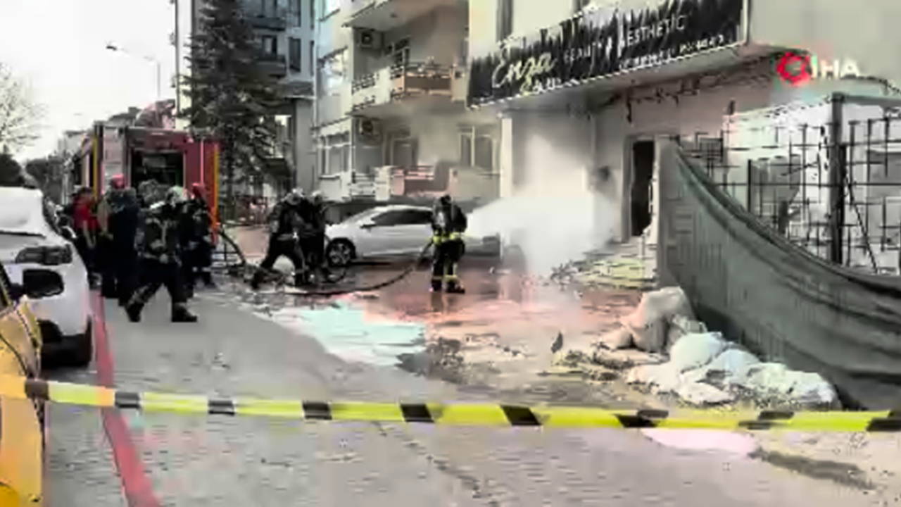 Doğalgaz kutusu patladı: Park halindeki araç yandı