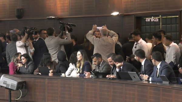 Erdoğan, basın özgürlüğünden bahsediyordu: Partililer ile gazeteciler arasında tartışma