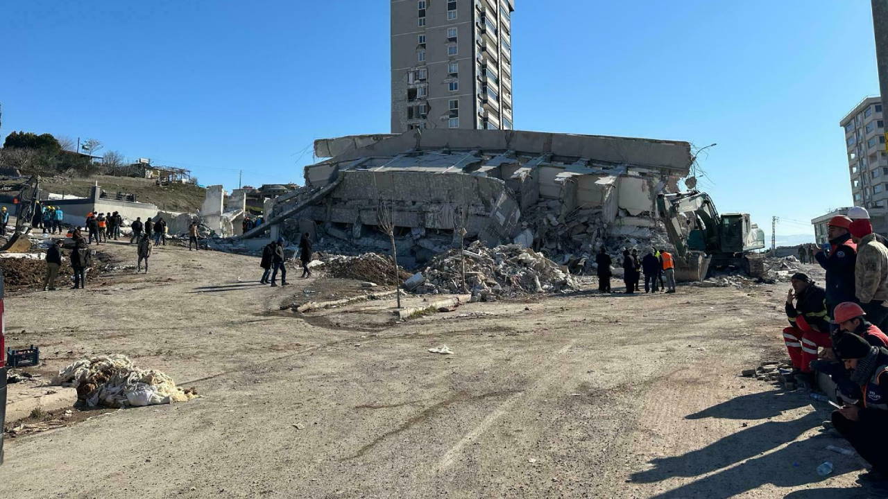 Depremde yıkılan Bad-ı Saba Konutları davası... AKP'li müteahhit Şahin Avşaroğlu'nun tahliye talebi reddedildi