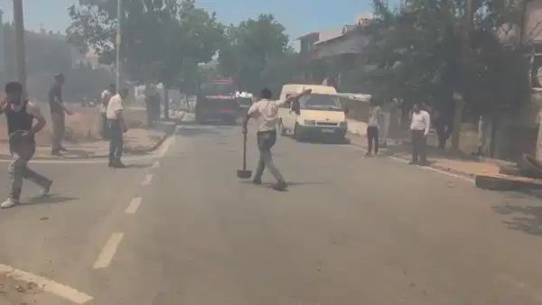 Silivri'de yangın ihbarına giden itfaiye ekibine kürek fırlattı