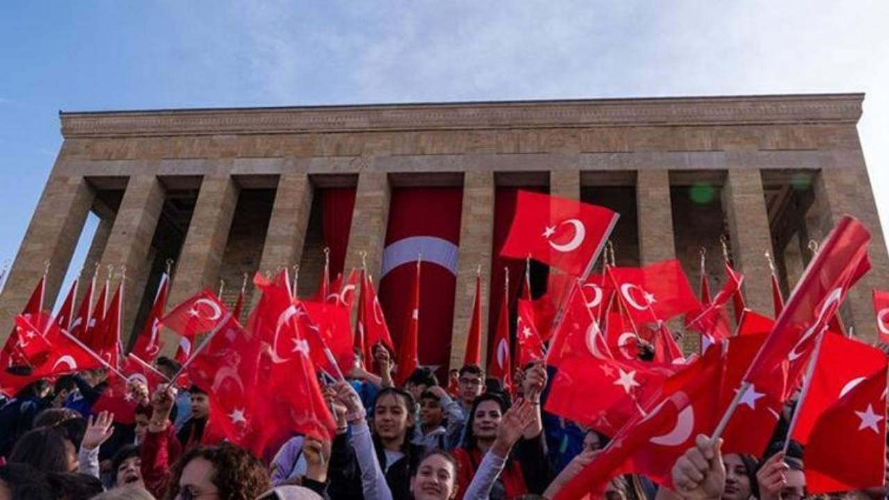 Siyasilerden '23 Nisan' mesajları: 'Evlatlarımızın özgürce hayal kurabileceği bir gelecek dileğiyle...'