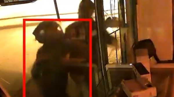 Yer: Adana... Kaldırım taşı ile iş yerinin camını kırıp, tablet ve cep telefonu çaldılar!