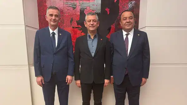 CHP'ye katılması bekleniyor: Bağımsız Milletvekili Ümit Dikbayır, Özgür Özel ile görüştü