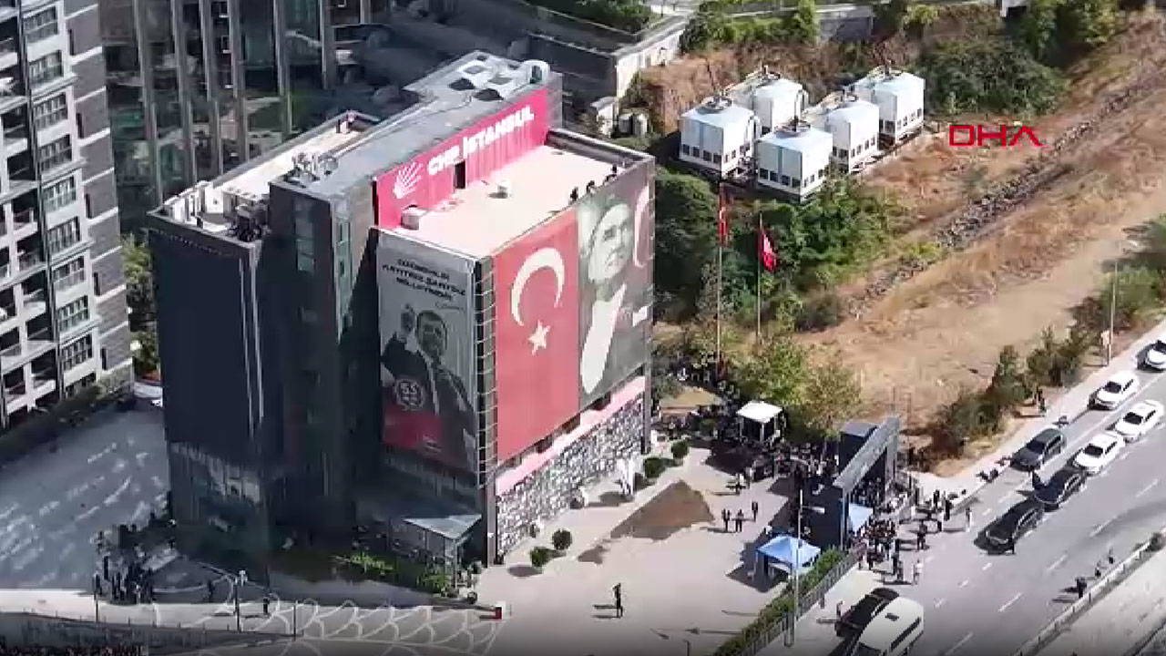 Sarıyer'deki Özgür Özel'in ofisinin olduğu binanın önünde bekleyiş sürüyor