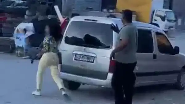 Sinirlendiği erkeğin aracına ve dükkanına çekiçle saldırdı