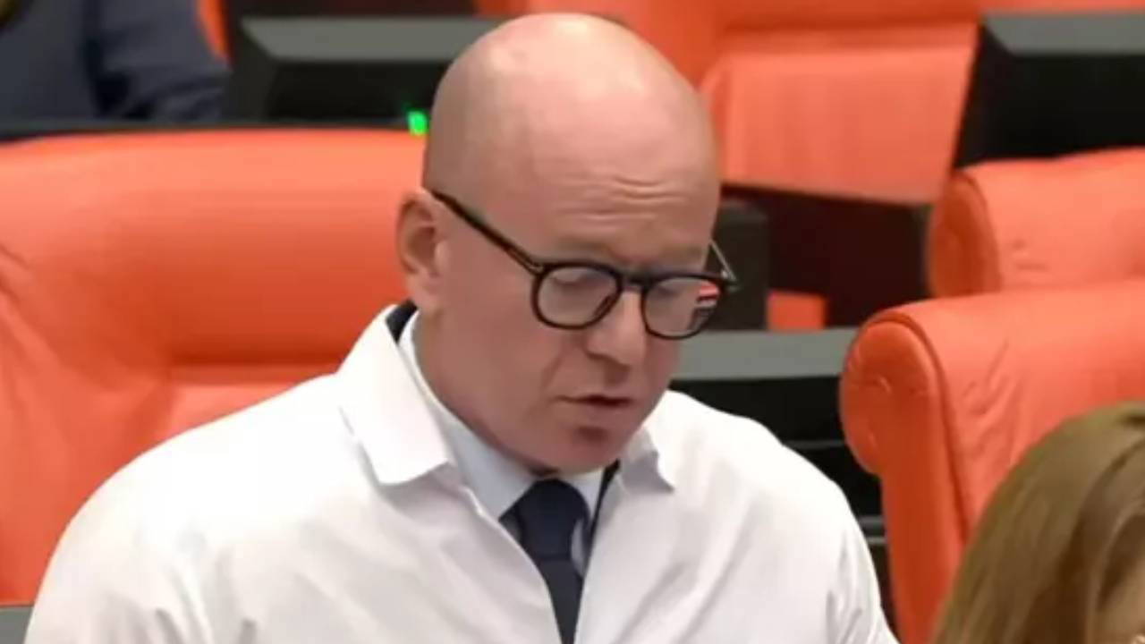 CHP'li Sarı'dan TBMM'de 'eczacı önlüğü' tepkisi