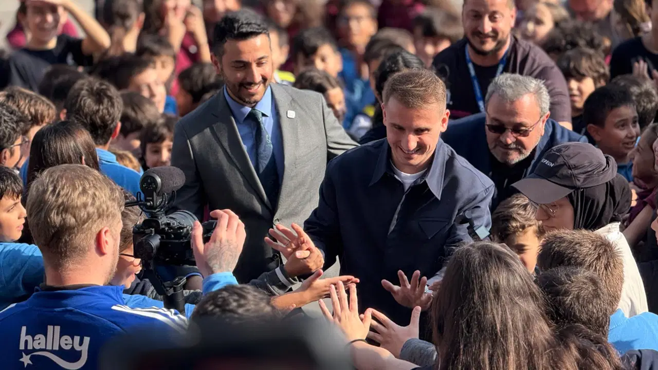 Fenerbahçeli Kerem Aktürkoğlu ilkokul öğrencisinin vaadini yerine getirdi!