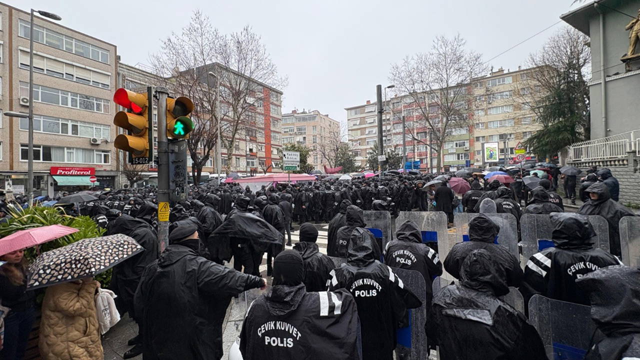 Tutuklu gazeteciler için Kadıköy'de polis ablukası altında eylem: 'Gazetecilik suç değildir!'