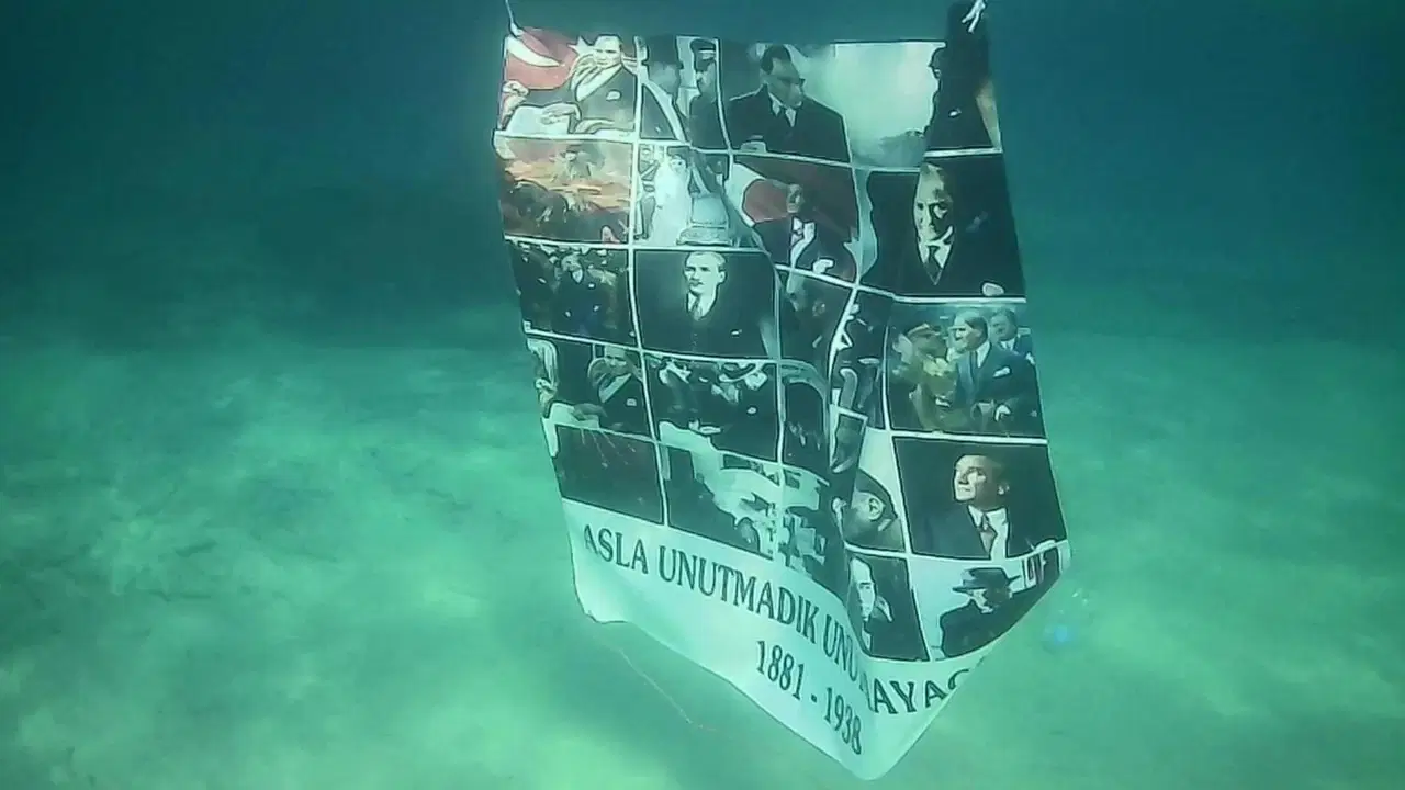 Ulu Önder Gazi Mustafa Kemal Atatürk'ü su altında andı