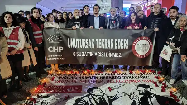 Kadıköy’de 6 Şubat anması: 'Deprem değil, çürük bina öldürür'