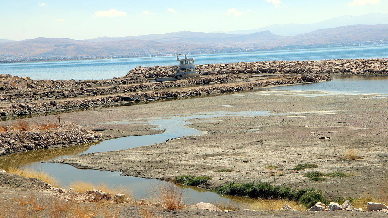 Van Gölü, yüzey kotunun en düşük olduğu 1963 yılının seviyesine yaklaştı