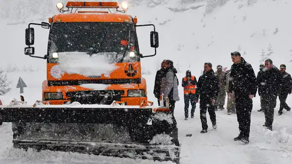 Doğu Karadeniz'de kar esareti: Bin 330 yerleşim yerinin yolu kapandı