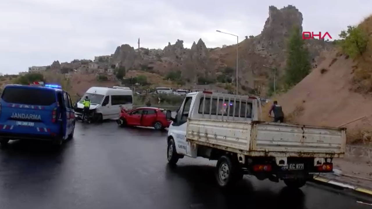 Turistleri taşıyan minibüs ile otomobil çarpıştı: 6 yaralı