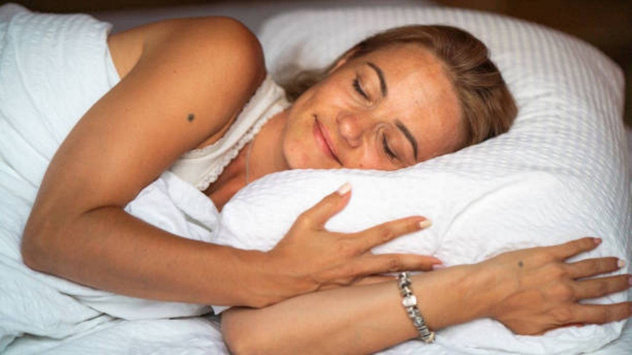 Yüzünüz geceleri şekil değiştiriyor olabilir: Yan yatarak uyumanın asimetriye etkisi