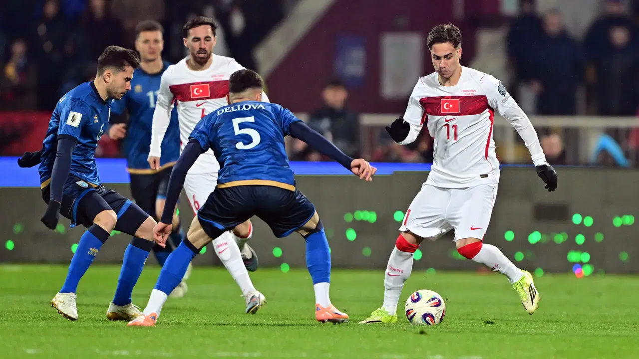 Sevincini yarıda kesti, takım arkadaşına koştu... Kenan Yıldız'dan dikkat çeken hareket!