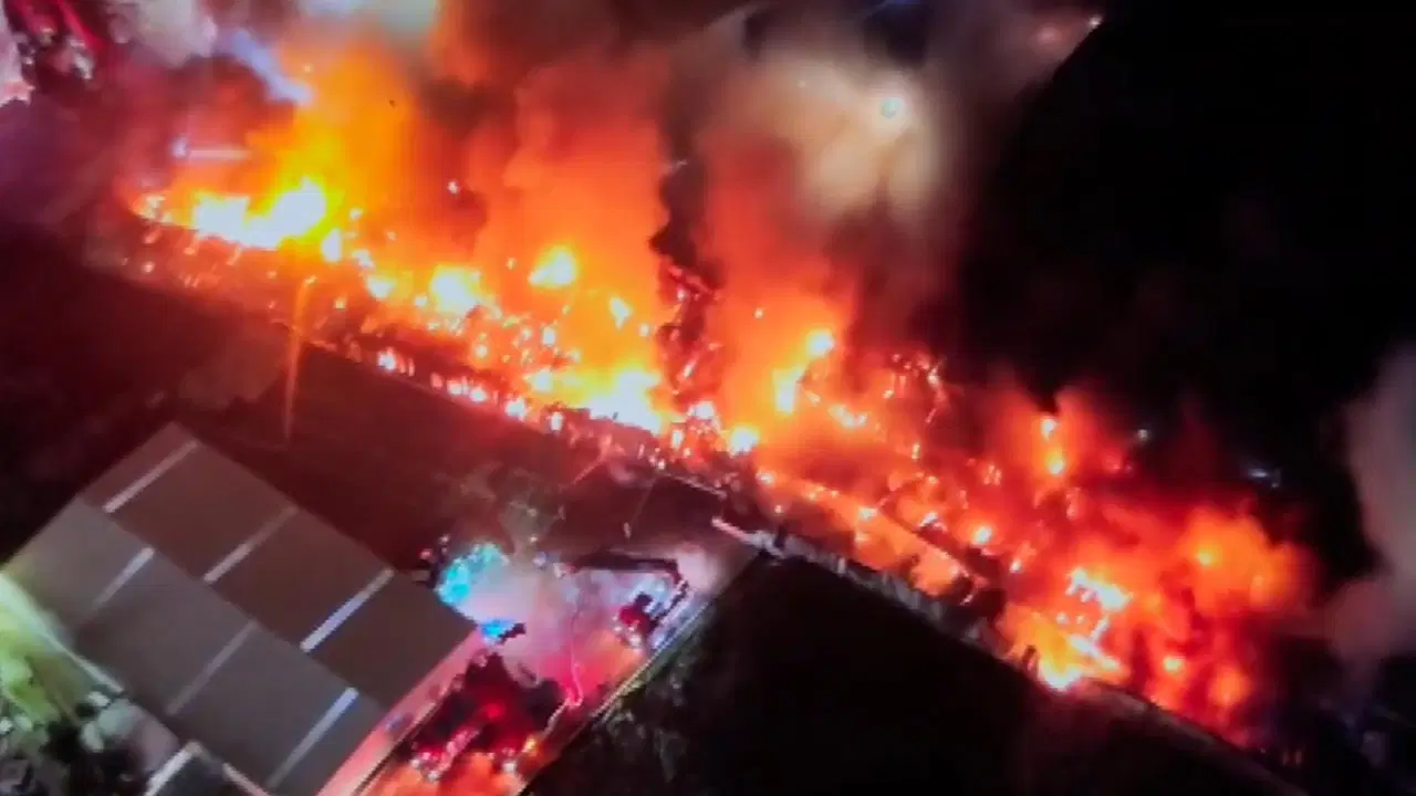 Esenyurt'ta yapı malzemeleri üretilen fabrikada yangın!