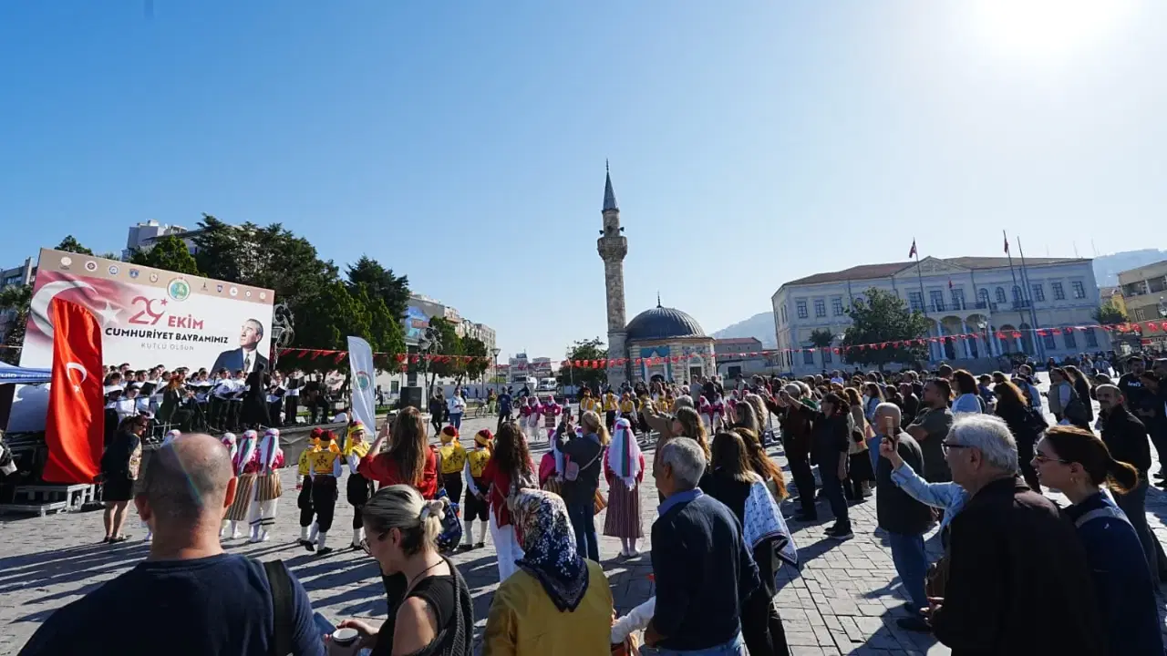 İzmir’de Cumhuriyet Bayramı coşkusu