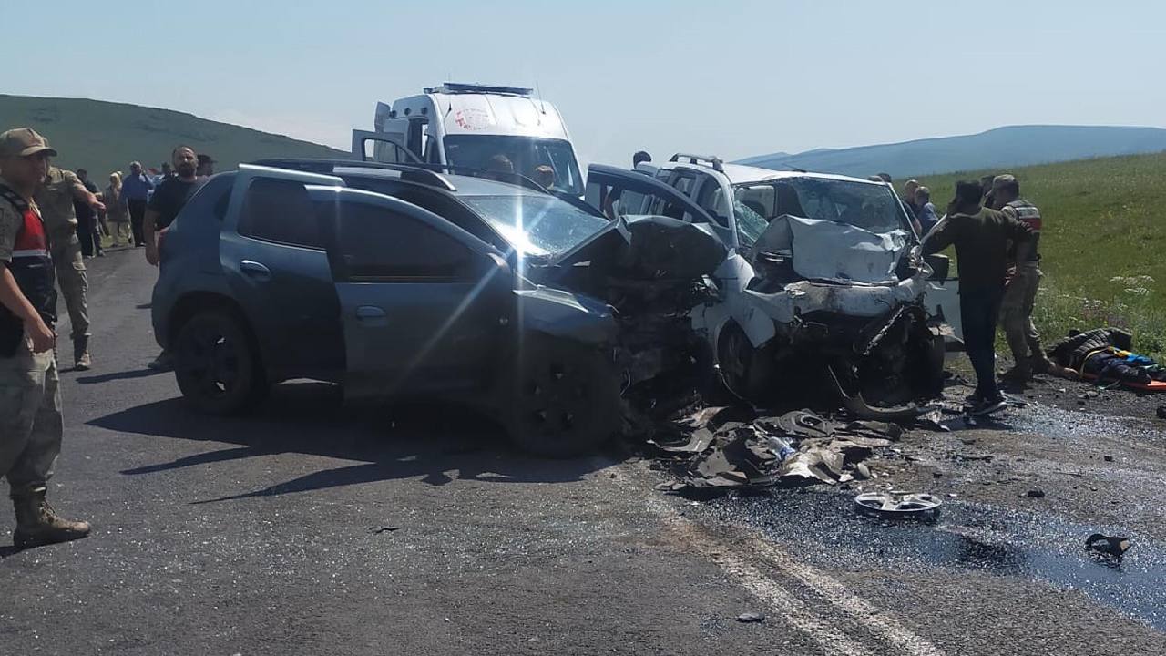 Ardahan'da korkunç kaza… Üç araç birbirine girdi: Ölüler ve yaralılar var!