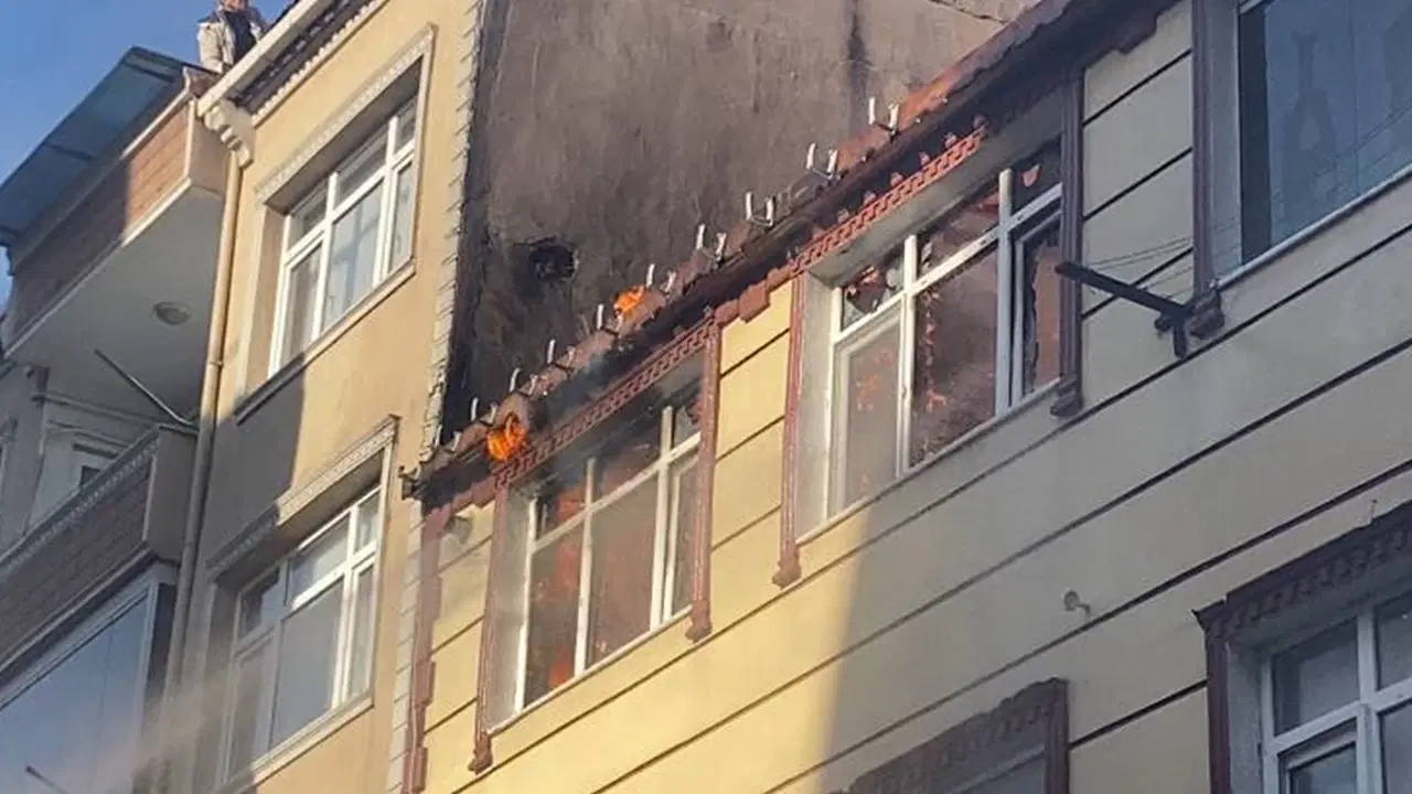 Küçükçekmece'de çatıda yangın paniği: Alevler bitişik binaya sıçradı