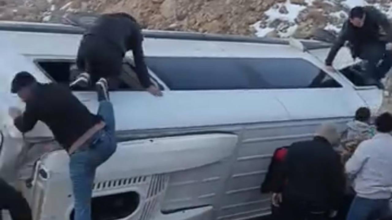 Kontrolden çıkan işçi servisi şarampole devrildi: 10 yaralı