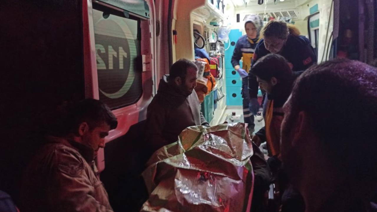 Kepçe kazasında operatör kurtarıldı, 4 itfaiye personeli zehirlendi!