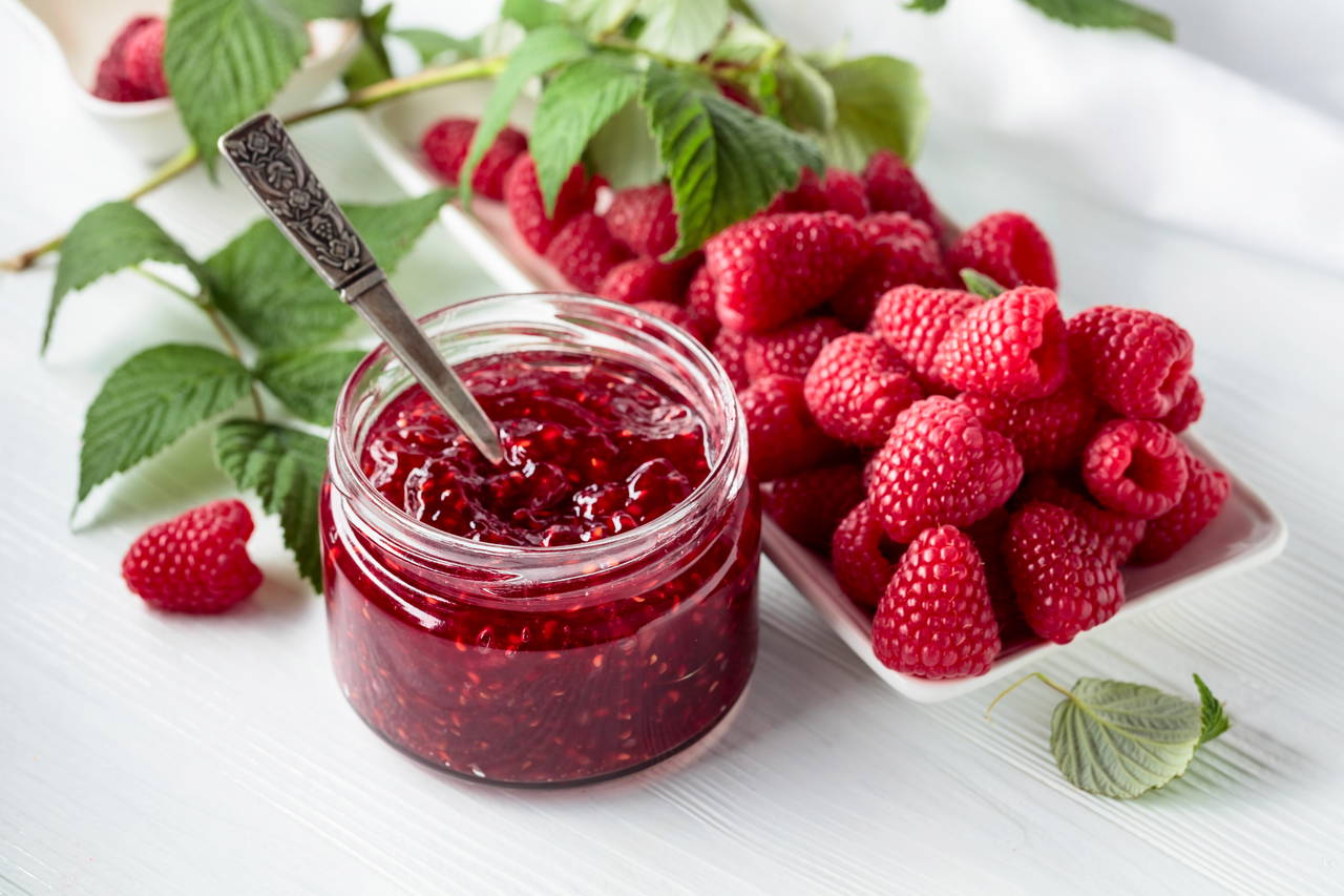 Kahvaltı sofralarına renk katan lezzet: Frambuaz reçeli tarifi