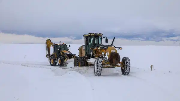 Van'da 230 yerleşim yerinin yolu ulaşıma açıldı!