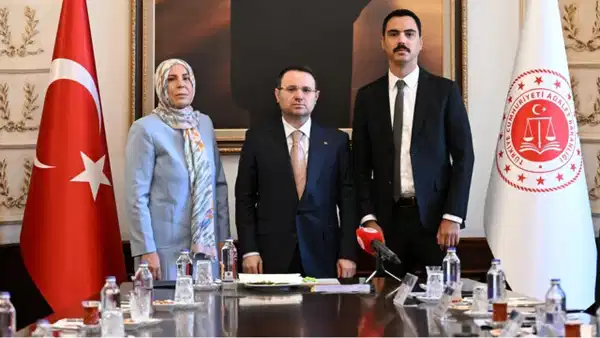 Bakan Gürlek, Muhsin Yazıcıoğlu'nun eşi ve oğlu ile bir araya geldi