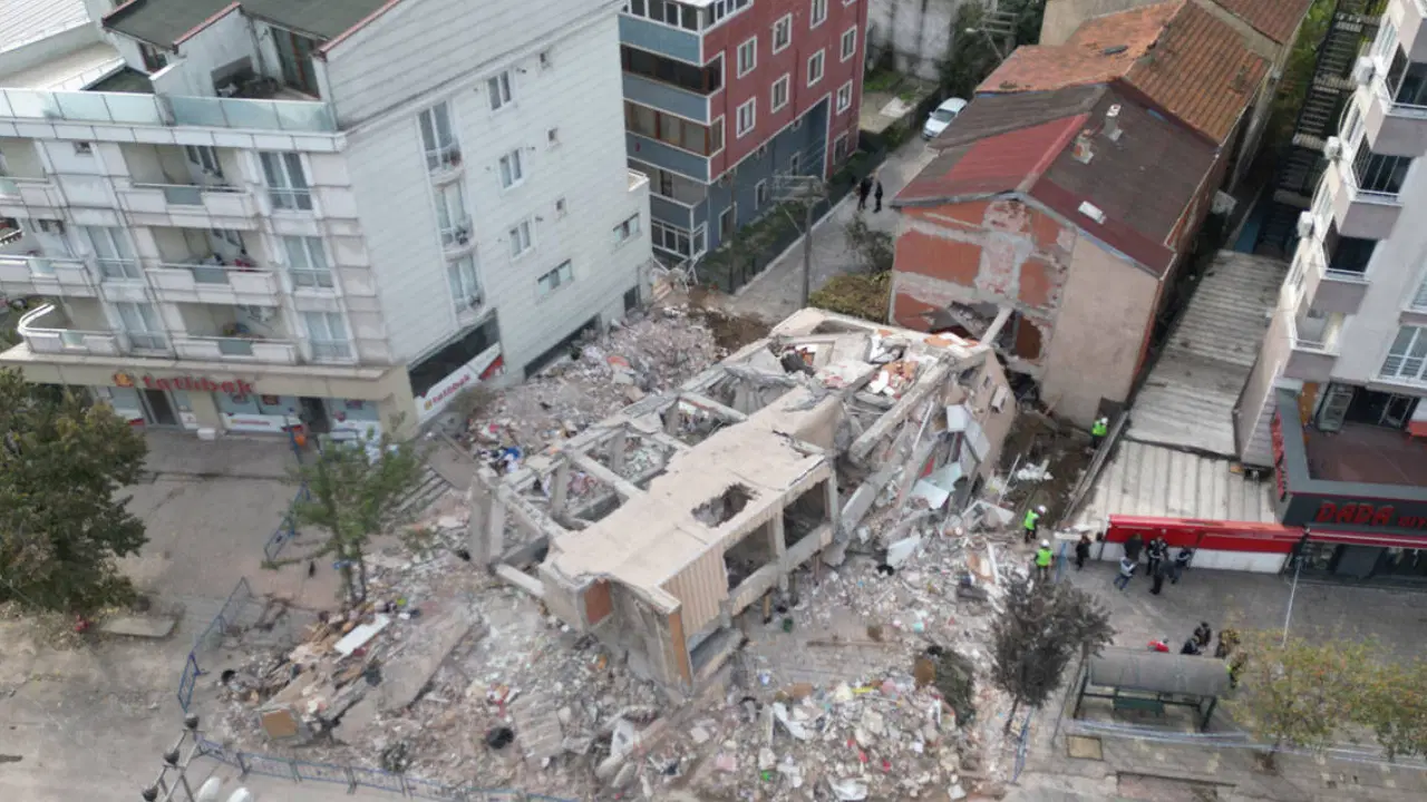 4 kişinin öldüğü çöken binanın çevresindeki yapıların yıkımı