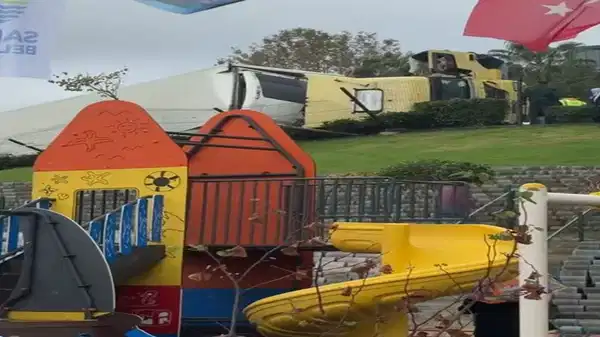 Sarıyer'de faciadan dönüldü: TIR, çocuk parkının yakınında devrildi!