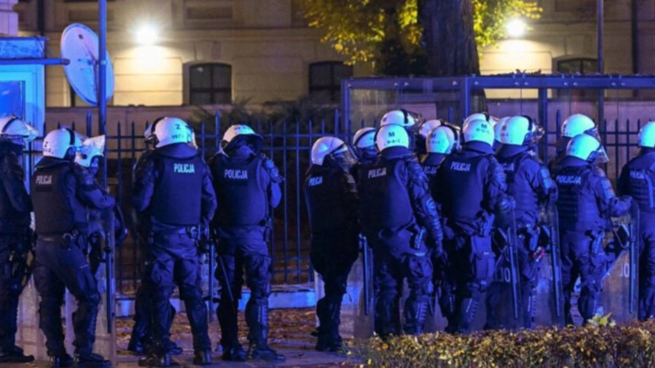 Polonya'da ortalık karıştı! Anayasa Mahkemesi'ne polis baskını: Muhalefetten 'darbe girişimi' tepkisi