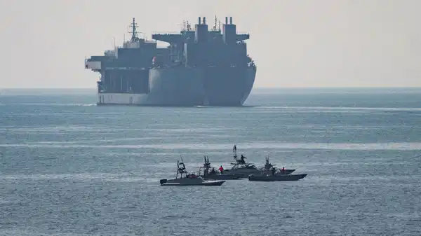 İran, Hürmüz Boğazı'nda bir petrol tankerini vurdu
