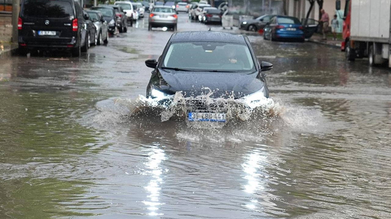 Selçuk-Aydın yolunda çökme: İzmir'de sağanak hayatı felç etti