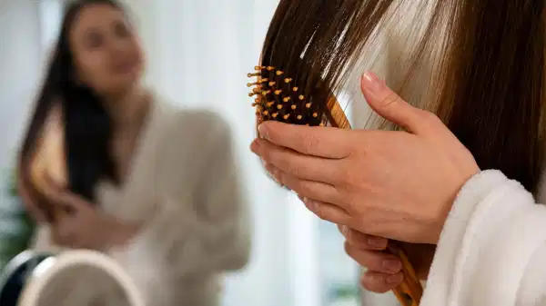 Duştan sonra bu hatayı yapmayın: Islakken yapılan bu işlem saçı kökten zayıflatıyor...