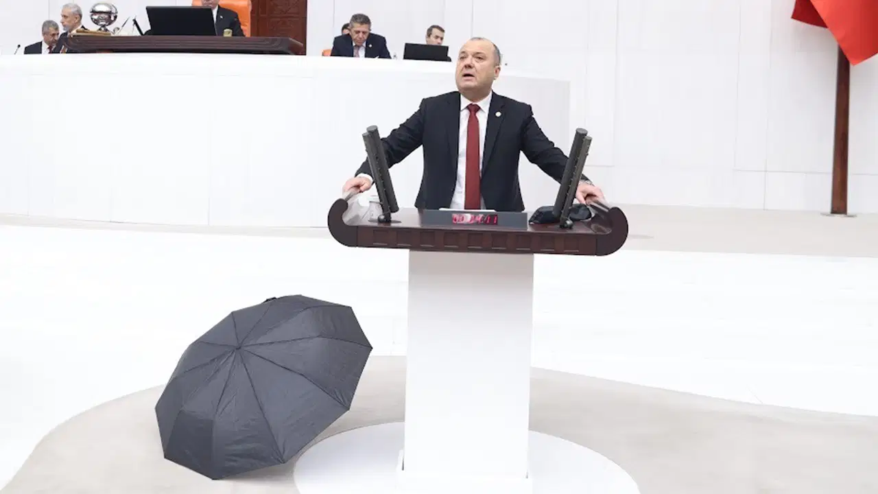 TBMM kürsüsünde 'şemsiye' açtı: 'Önümüzdeki tehlike büyük...'