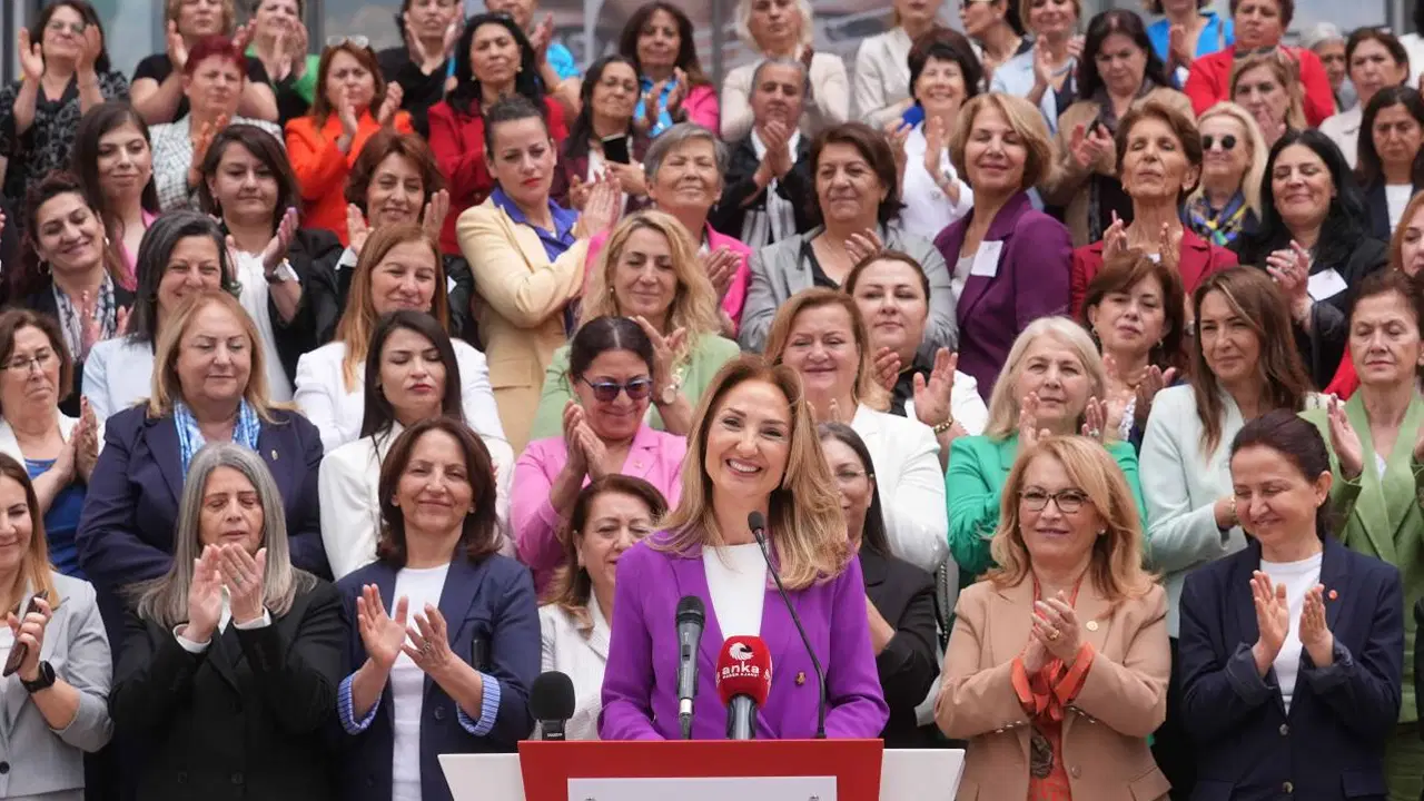 CHP'nin eski il kadın kolları başkanlarından Özel'e destek